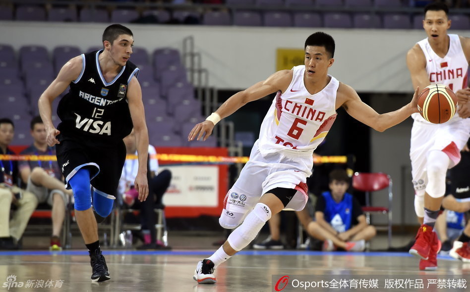 宫鲁鸣指导在场边拉着李根面授机宜，神情严肃，李根专注聆听，随时准备领命上场杀敌。