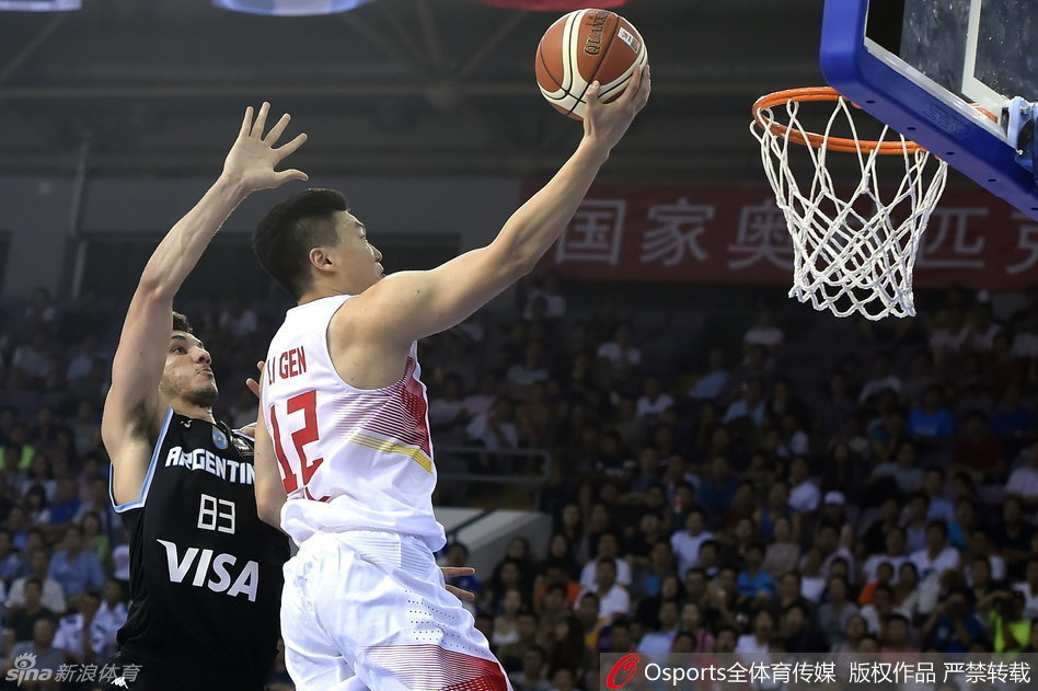 易建联在挡拆后顺下接球，面对补防球员，高高跃起，以一记泰山压顶般的暴扣终结进攻，全场沸腾。