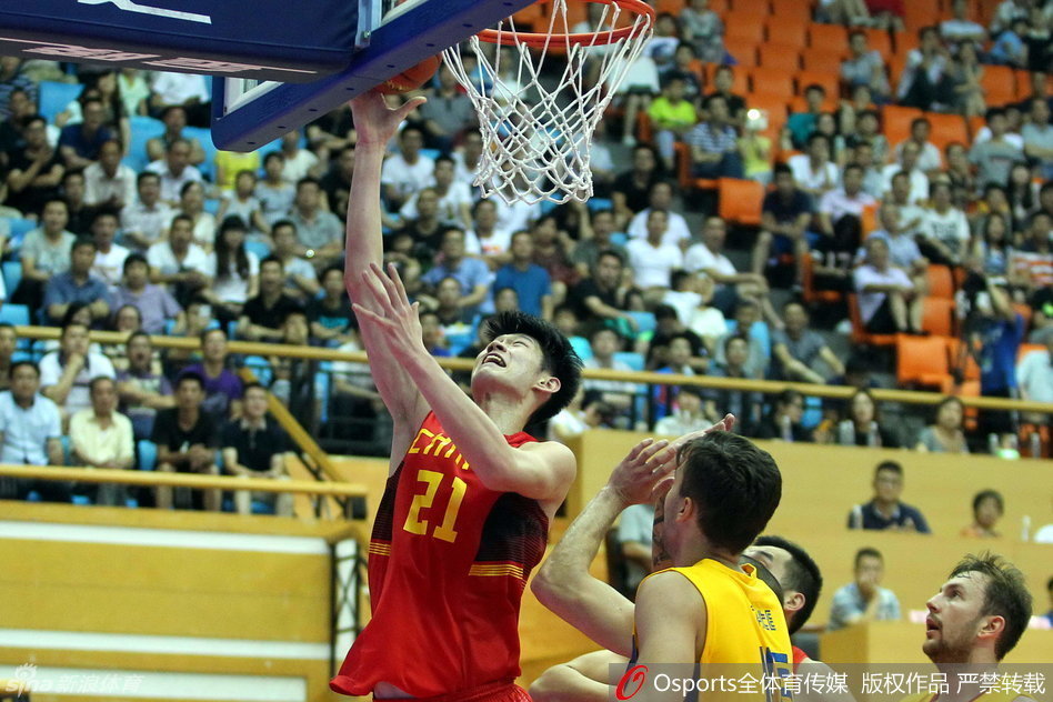 崔晋铭运球高速推进，正准备全力加速甩开防守者，他舒展的身姿充满了速度与美感，诠释了青春的力量。