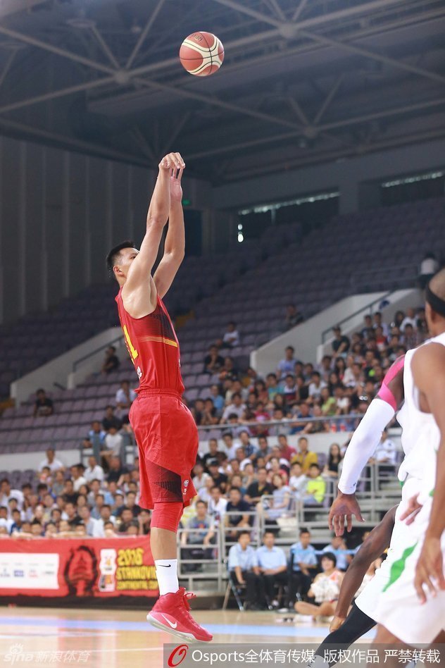 郭艾伦面对约什的严密防守，重心压得很低，双手紧紧护住球，随时准备启动突破。