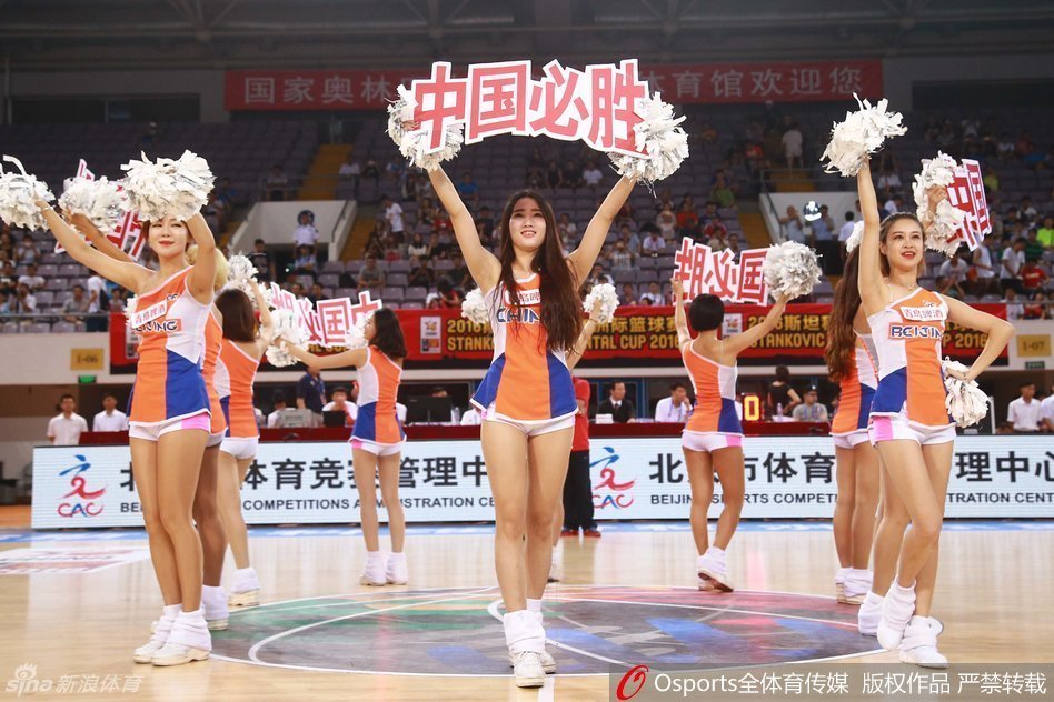 炫动热舞瞬间，金发宝贝们随着强劲节奏整齐舞动，修长身姿在灯光下投射出动感剪影，将赛场气氛推向了高潮顶点。