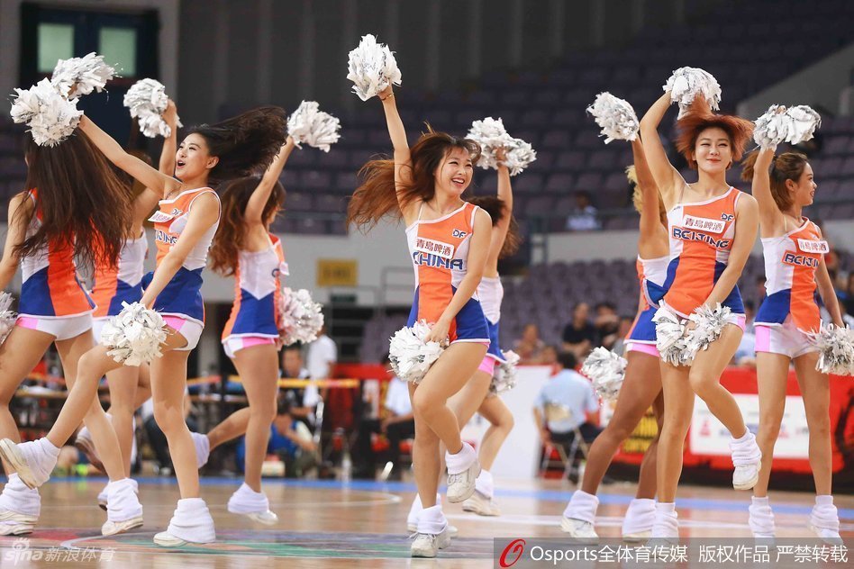 从侧面抓拍的这张照片中，金发宝贝的肌肉线条在舞动中清晰可见，展现出专业舞者柔美外表下惊人的力量感。