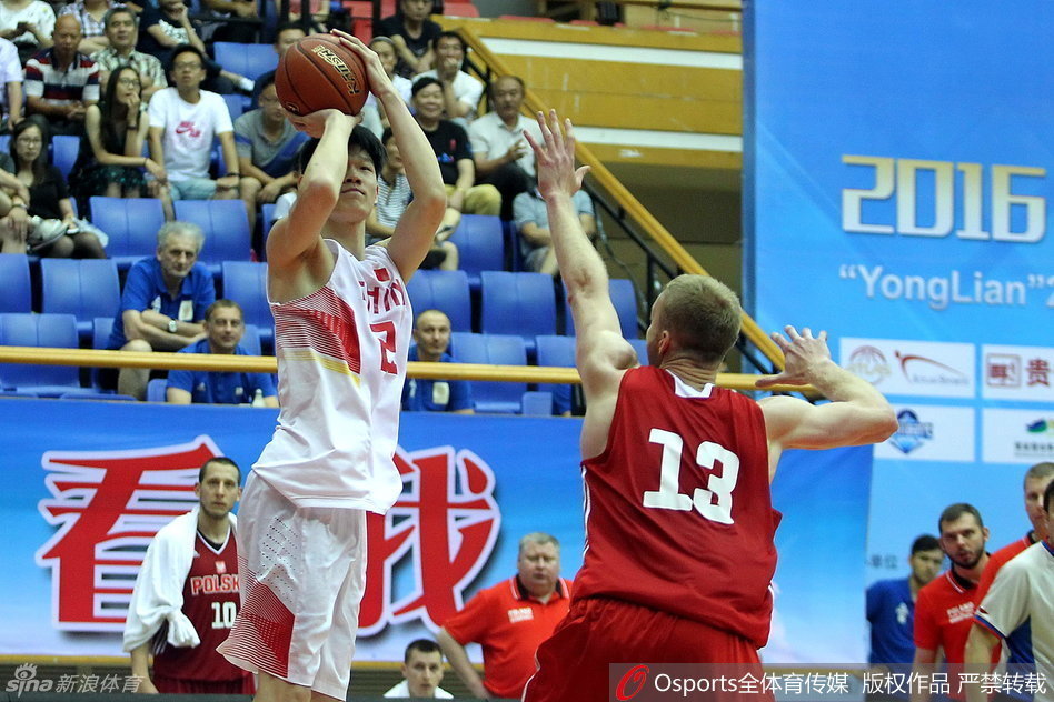 李京龙外线出手，身体微微后仰，手腕轻压，篮球带着高速旋转飞向篮筐，他的眼神充满自信，仿佛早已预见皮球入网的那一刻。
