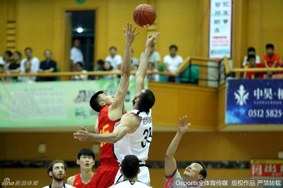 裁判高高抛起篮球，双方中圈跳球瞬间，比赛一触即发