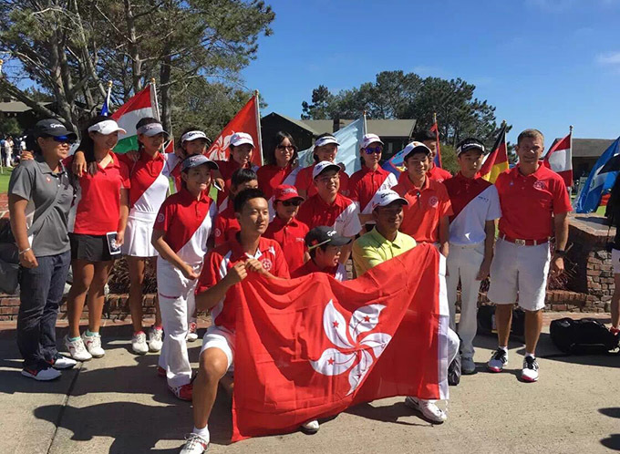 意气风发的中国青少年高尔夫球手,肩披五星红旗,眼神坚定地望向前方,身后是广阔的球场与天空。