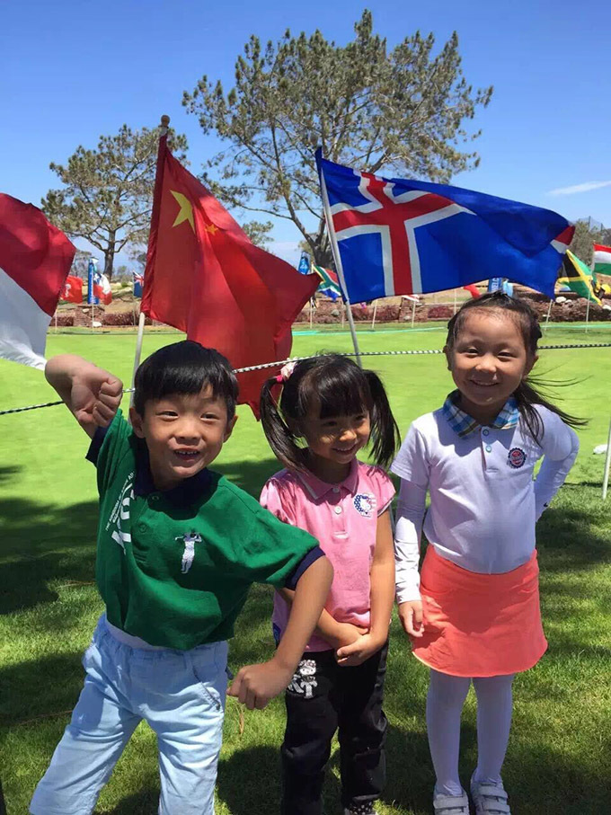 一位中国小选手正在专注地进行推杆练习,动作标准而沉稳,展现出超越年龄的专业素养。