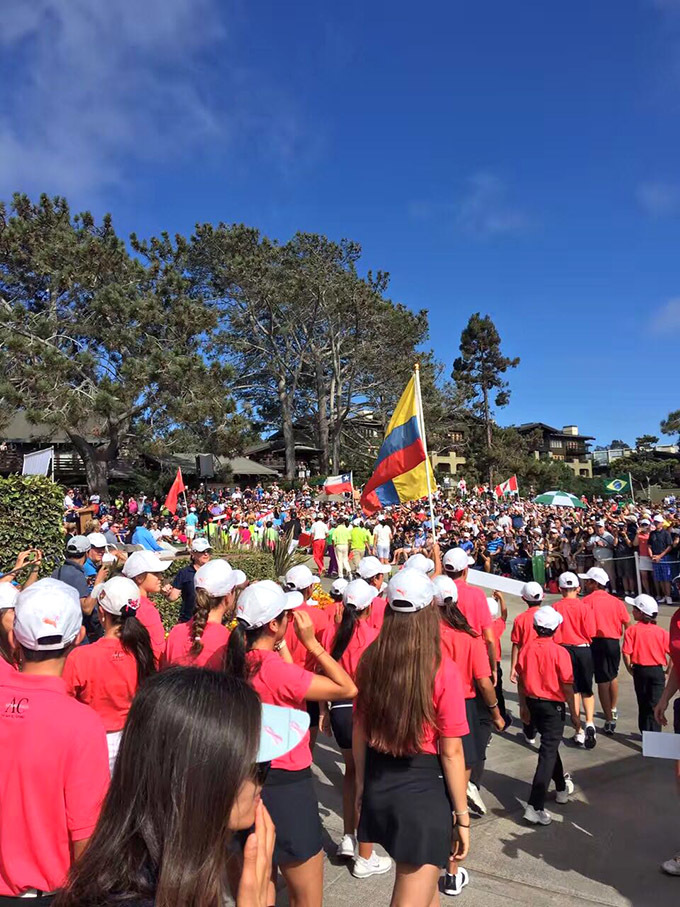 来自世界各国的青少年选手们在开幕式后轻松交流,脸上洋溢着友善的笑容,体现了体育无国界的真谛。