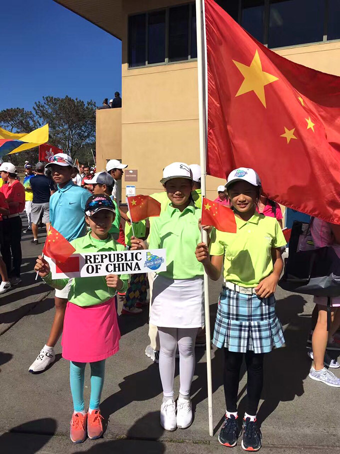 中国香港选手代表在人群中格外醒目,他们正在等待入场,表情中既有期待也有身为代表的庄重。