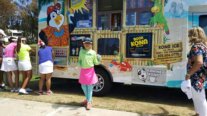 热闹的开幕式看台一角,各国选手与家长坐在一起,现场悬挂的万国旗象征着这场赛事的国际性。