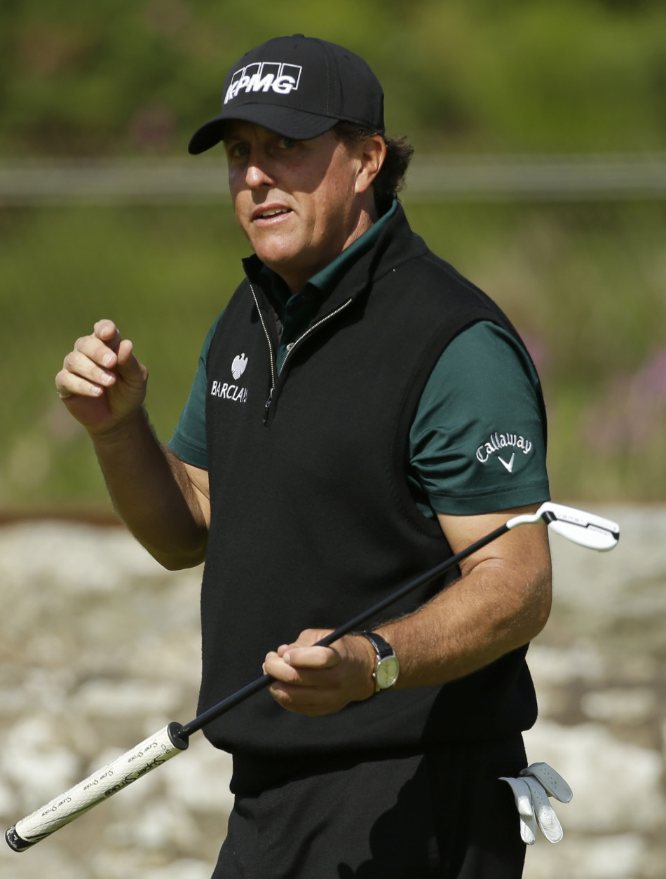 夕阳下，皇家特隆球场的经典林克斯地貌尽收眼底，球道如绿色丝带在沙丘间蜿蜒，远处可见古老的石砌会所剪影。