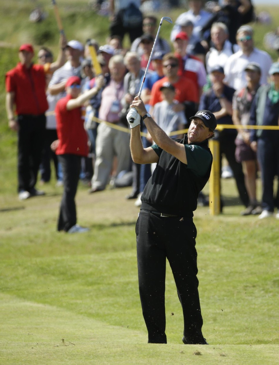 球员穿越皇家特隆球场标志性的沙丘与长草区，寻找击球落点，展现了林克斯高尔夫原始而充满挑战的本质。