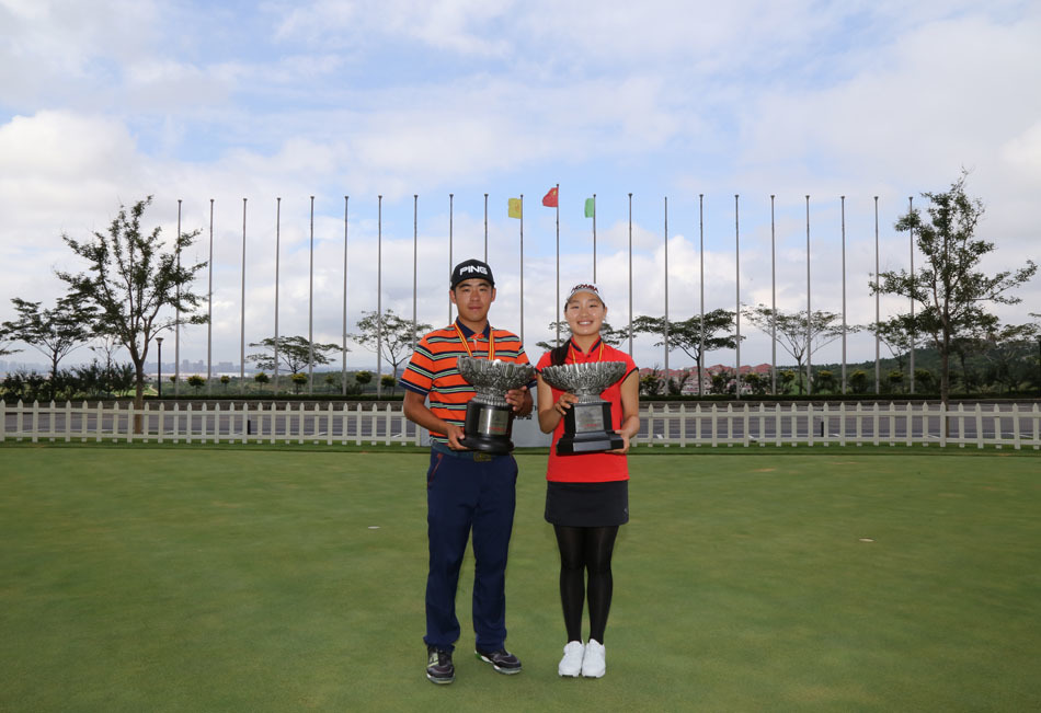 罗学文在果岭边凝神准备推杆，表情专注坚定，背景是广阔的球场和雨雾缭绕的远山，凸显了比赛的紧张氛围。