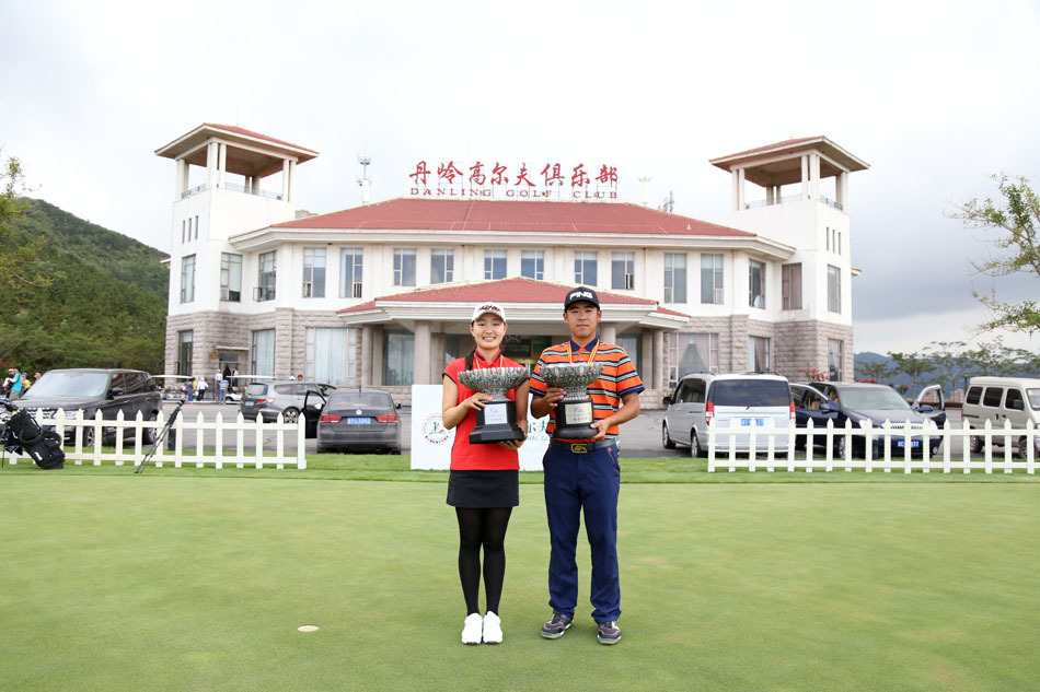 杜墨含在比赛中全神贯注地挥杆击球，动作流畅而有力，展现了她作为冠军选手的专业技术与强大气场。