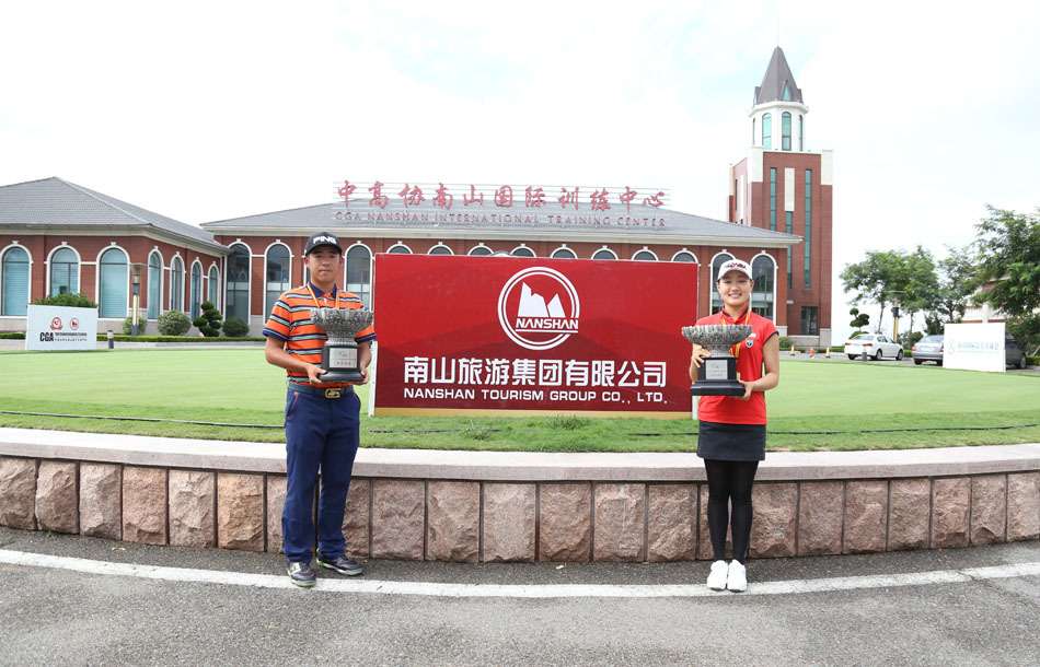 雷迪波尔企业代表与男女组冠军罗学文、杜墨含亲切合影，共同庆祝这一荣耀时刻，体现了品牌对青年体育事业的支持。