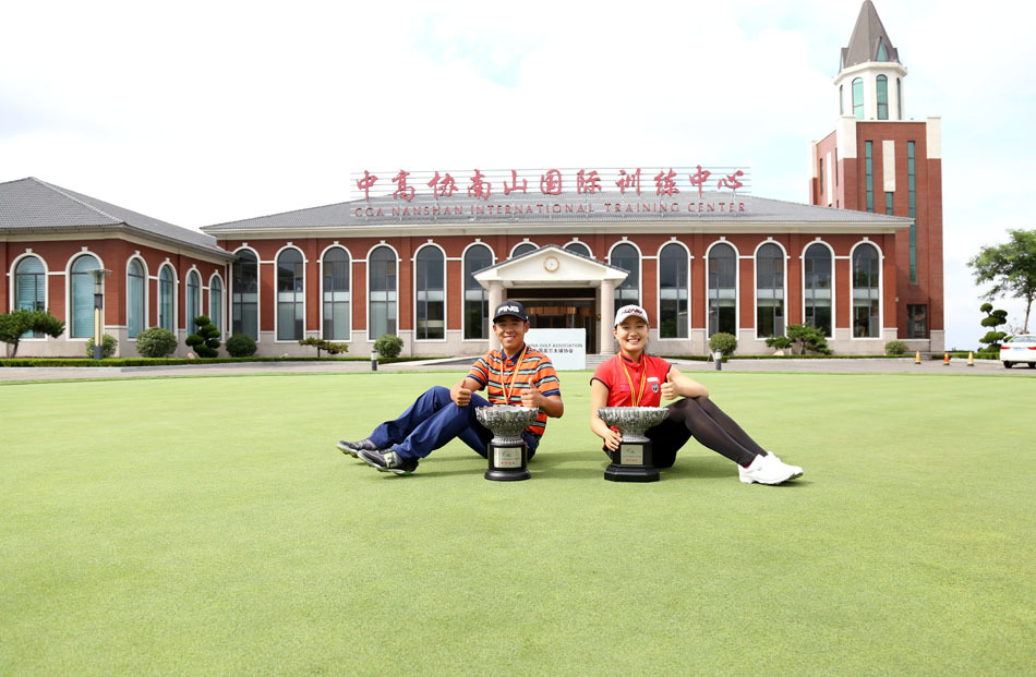 两位冠军罗学文与杜墨含各自举起奖杯，站在领奖台上，脸上洋溢着青春、自信与胜利的喜悦，未来充满希望。