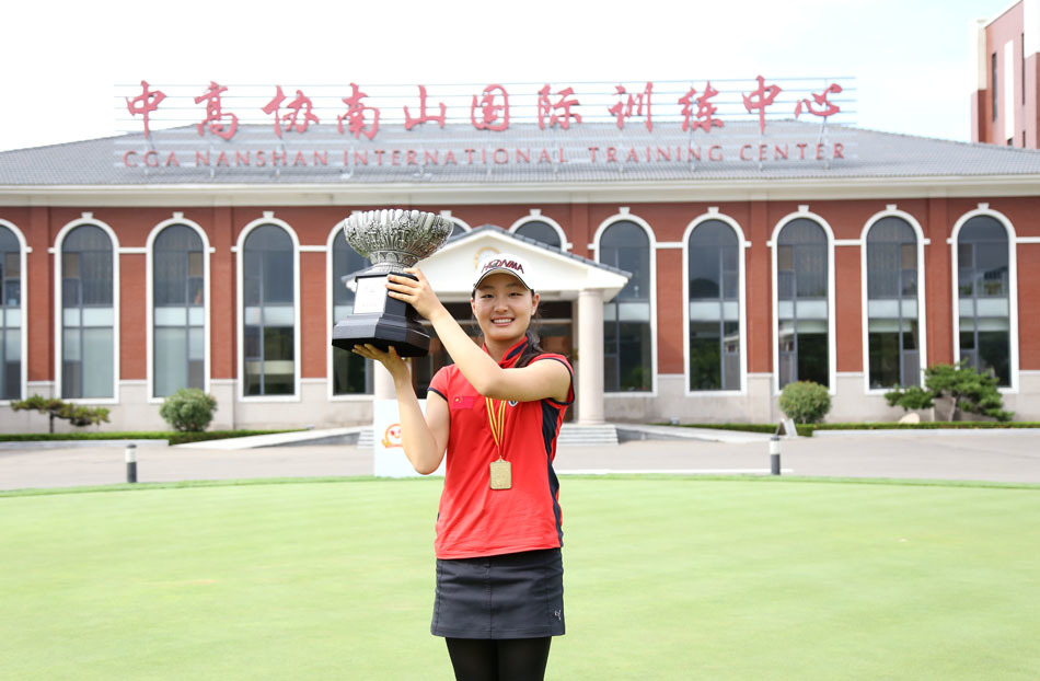 比赛选手们身着统一品牌服装在球场竞技，展现了业余高尔夫运动的蓬勃朝力和专业规范的赛事风貌。