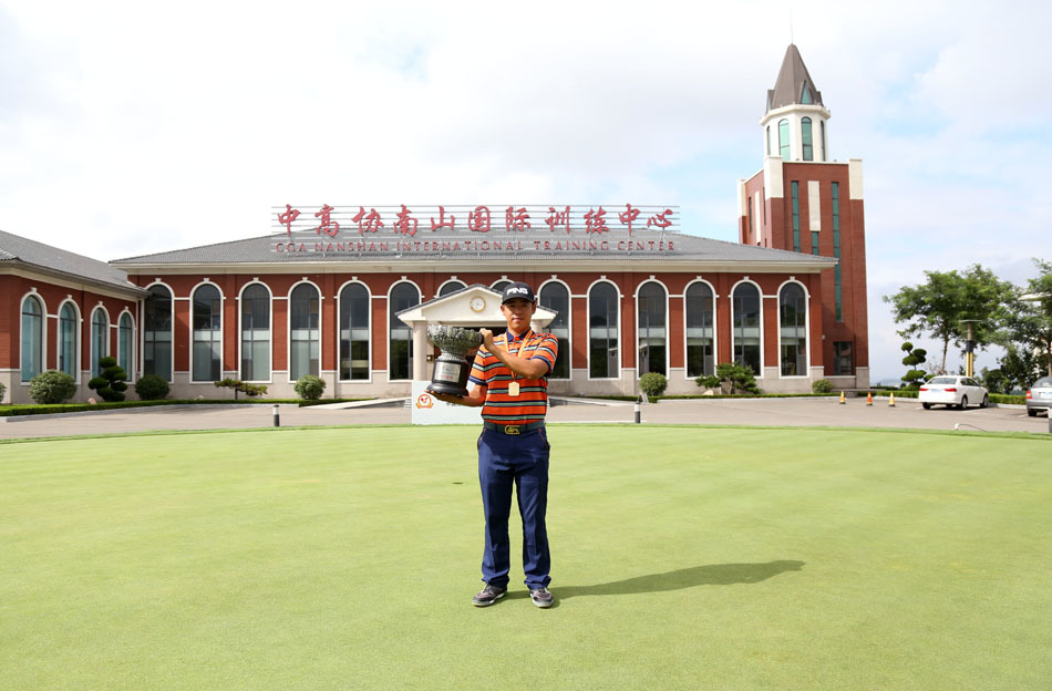 罗学文与杜墨含在南山国际训练中心翠园球场捧杯合影，背景是赛事标志，定格了2016年夏天这个属于中国高尔夫未来的荣耀时刻。