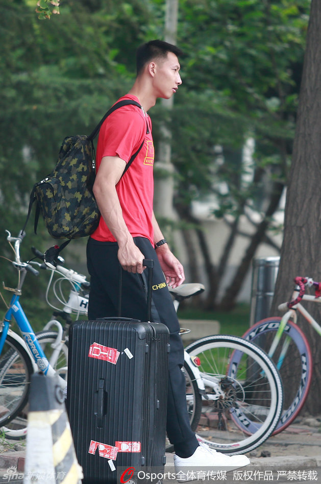 主帅宫鲁鸣在场边指导郭艾伦，他神情专注，手指战术板，似乎在布置着开场后的关键战术，旁边的郭艾伦认真聆听。