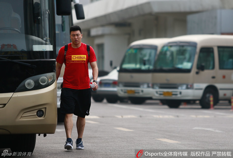 周琦在篮下伸出长臂，面对法国队中锋的强起上篮送出一记结结实实的大火锅，篮球被扇飞的瞬间全场沸腾。