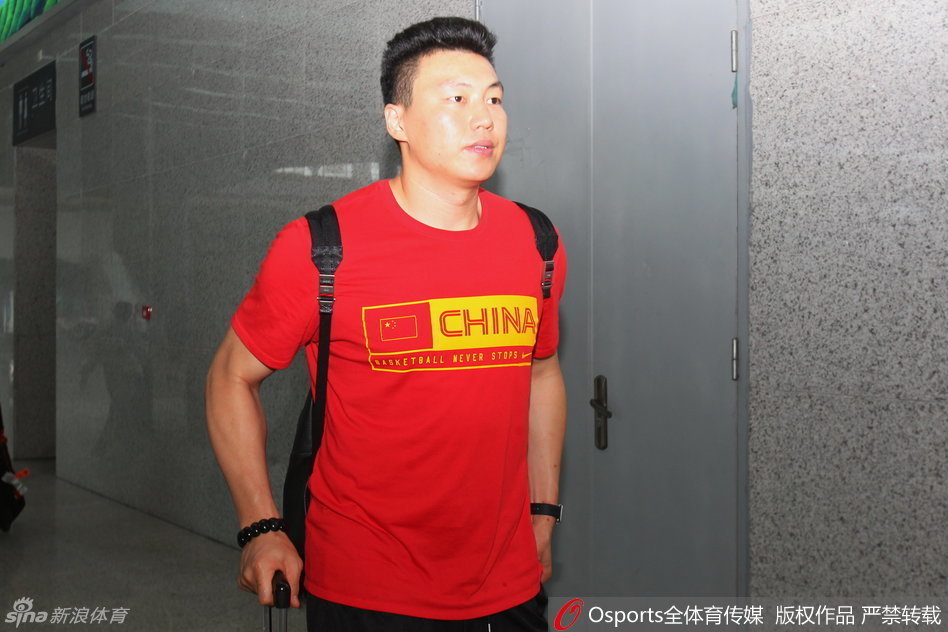 宫鲁鸣指导在场边双手拢成喇叭状，神情专注地向场上的赵继伟面授机宜