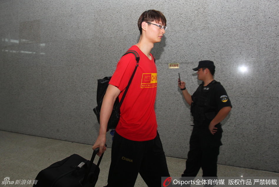 郭艾伦像一道闪电般快速突破，甩开防守球员，展现出中国后卫的灵动与技巧