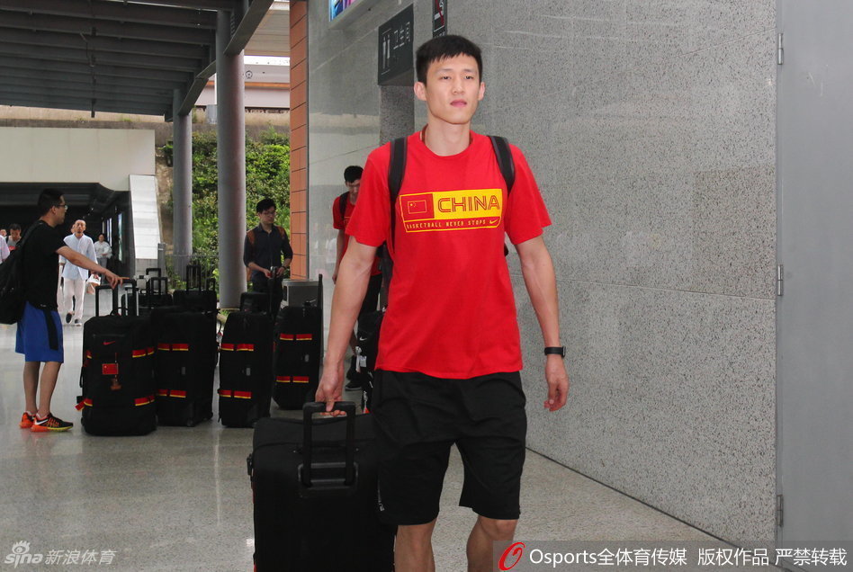 邹雨宸在篮下卡位要球，肌肉紧绷，与法国壮汉进行着激烈的力量争夺