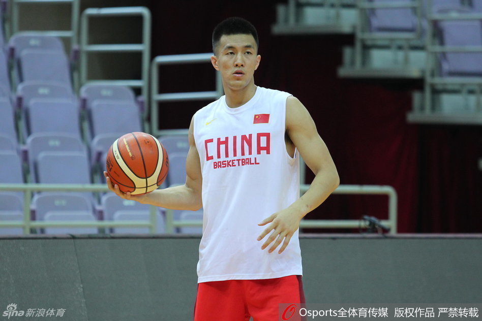 球场上的灵动指挥官郭艾伦，正用令人眼花缭乱的运球撕裂着空气，仿佛在告诉对手，他的突破将是今晚无解的难题。