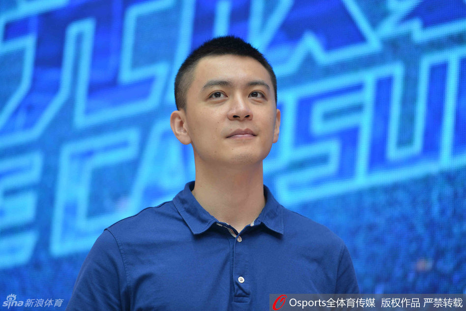 杨鸣眼神若有所思地看向一侧，即使在喧闹的粉丝包围中，他深邃的五官依旧立体，仿佛在思考着下一个传球路线，又或是在寻找突围的出口。