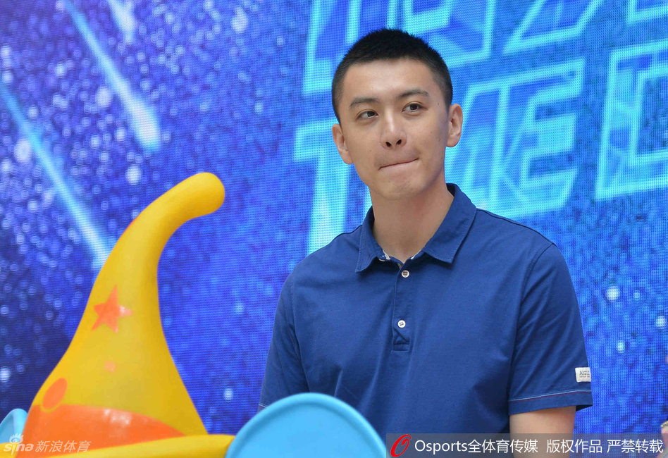 杨鸣微微低头，抿嘴微笑，露出整齐的牙齿，这一抹温柔的微笑瞬间点燃了现场的气氛，让周围的粉丝再次陷入疯狂。