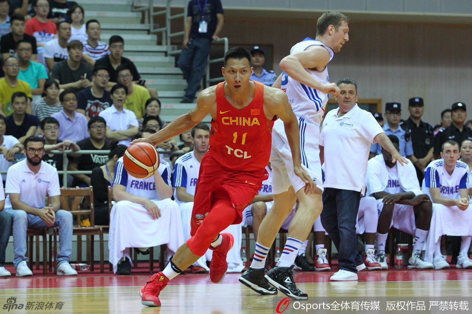 易建联犹如天神下凡，在对手重重包围中旱地拔葱，单手劈扣震撼全场