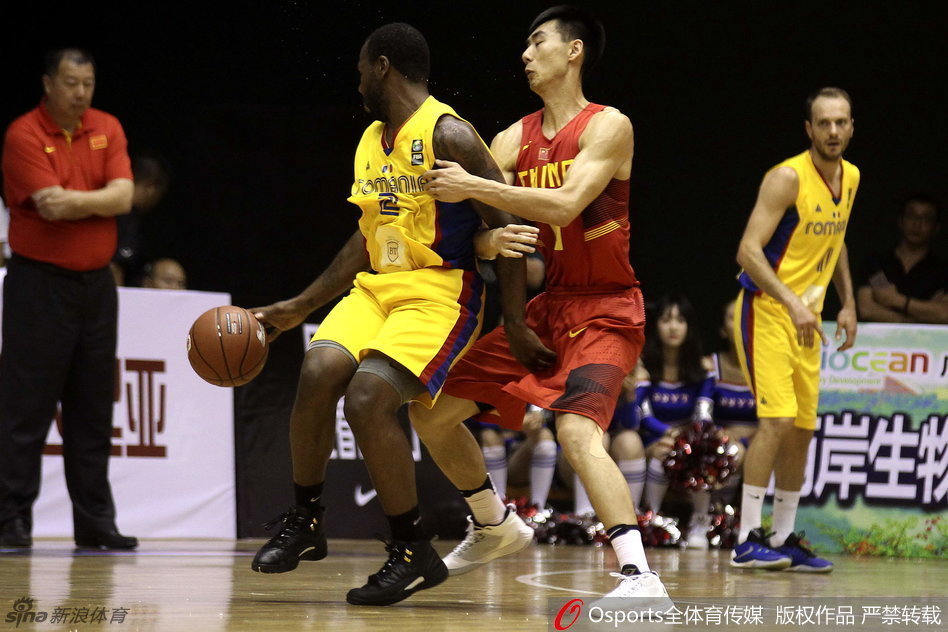 李京龙借助掩护突破瞬间，他压低重心，双眼死死盯着篮筐，准备迎接来自罗马尼亚防线的冲击。