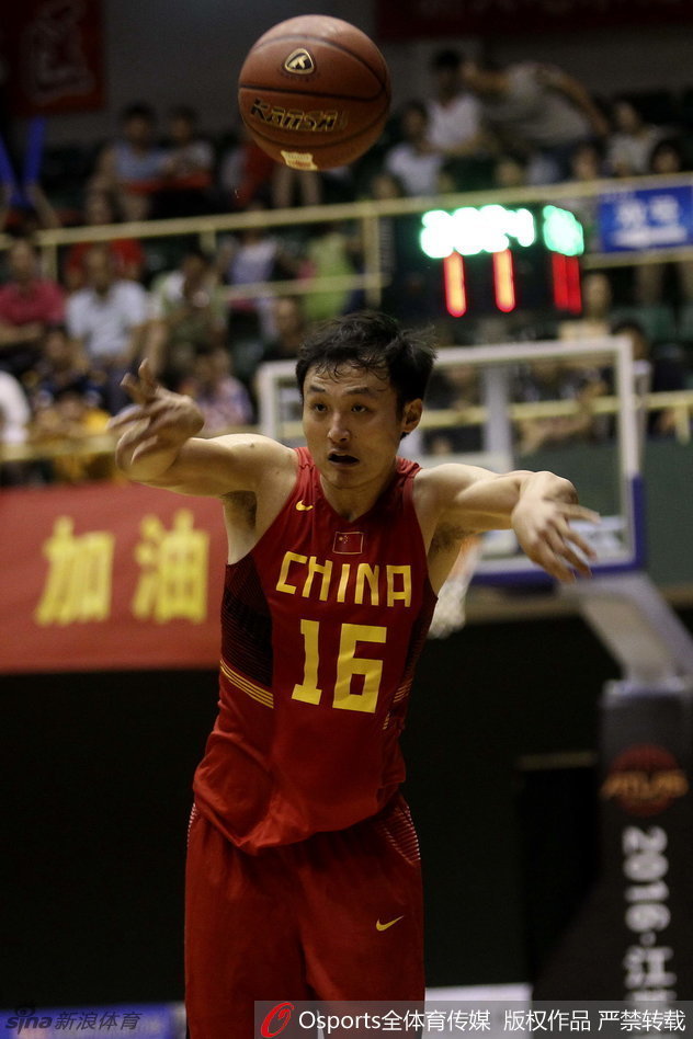 方硕篮下强打，他利用身体靠住防守队员，强行起跳，皮球在指尖轻柔地拨出，越过了对手的指尖。