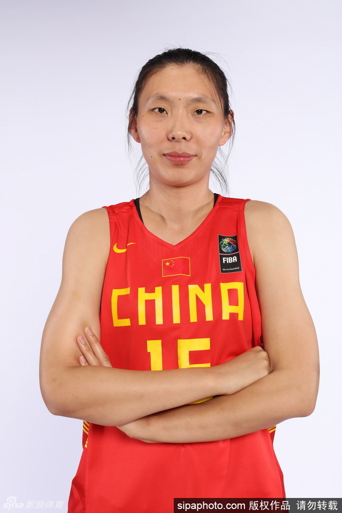 李珊珊从容完成体前变向运球，灵动的身影与篮球融为一体尽显后卫本色