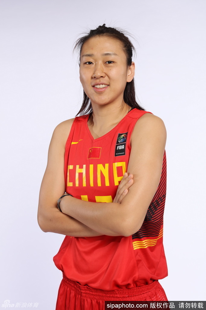 内线支柱孙梦然霸气侧漏张开双臂，仿佛要在里约的篮下筑起一道移动长城