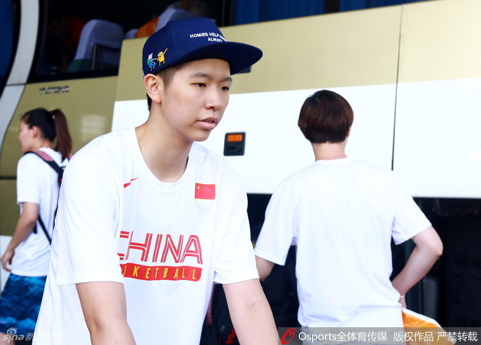 陈晓佳在突破中寻觅队友，作为后卫她灵巧地穿行于防守队员之间