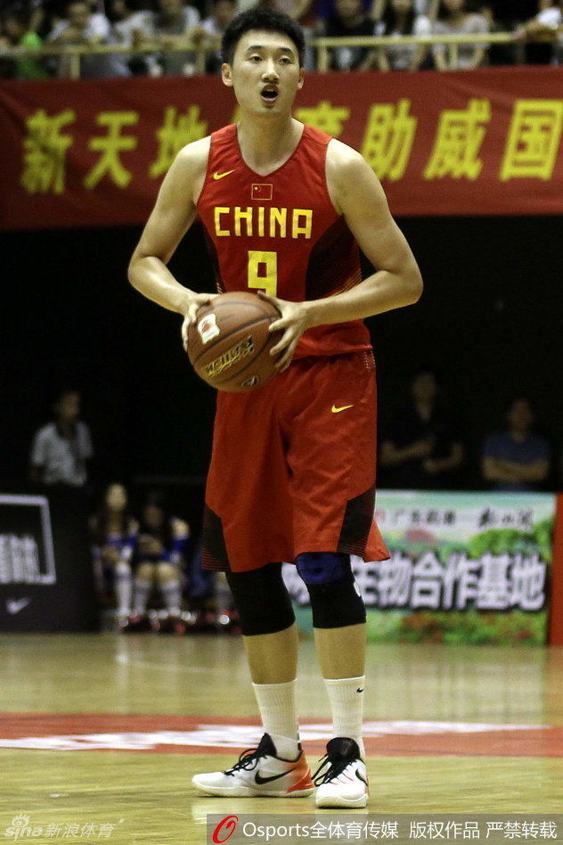 胡金秋、方硕与王汝恒三人肩并肩站在场边，振臂高呼，脸上的笑容和肆意的汗水交织出青春最无畏的模样。