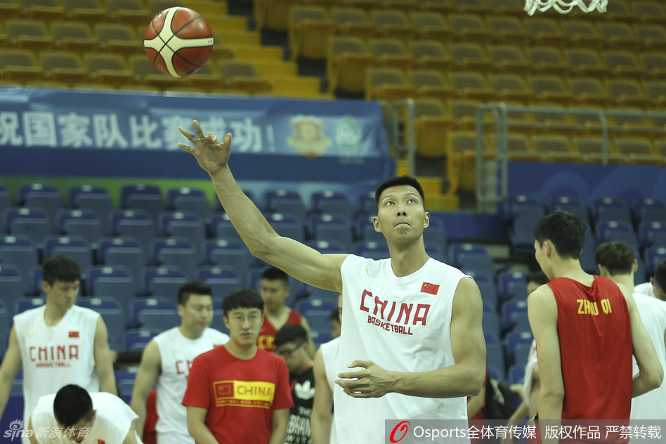 宫鲁鸣指导与信兰成在场边并肩而坐，两人神情专注地观看比赛，沉默中透露出关于球队未来的无尽沟通与考量。