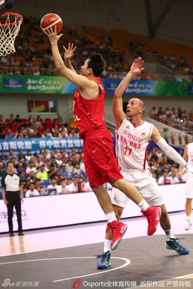 王哲林在对方篮下高高跃起，双手灌篮，展现出中国长城不可撼动的内线统治力