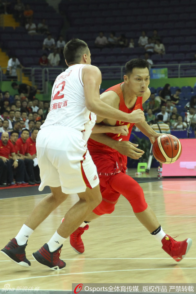 赵继伟冷静观望场上局势，运球组织进攻，颇有大将之风，掌控着比赛的节奏