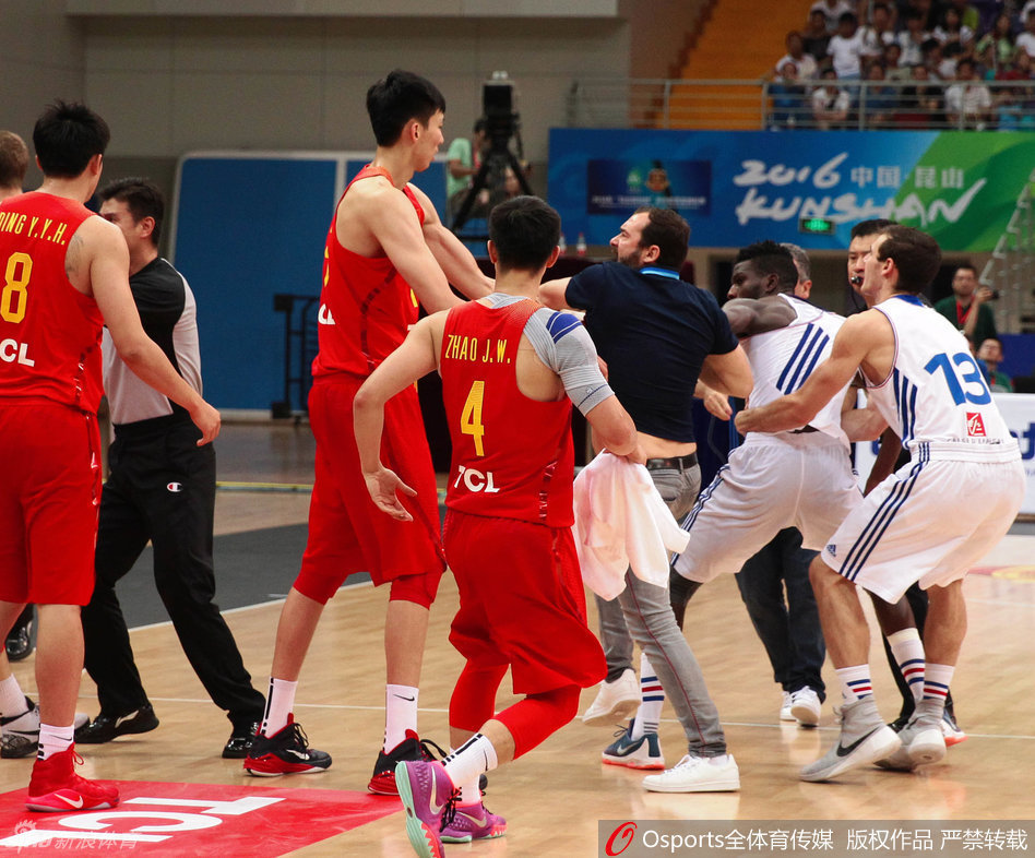 周琦在篮下与对手卡位，双方手臂纠缠在一起，周琦表情严肃，寸土不让，肌肉碰撞的火药味十足。