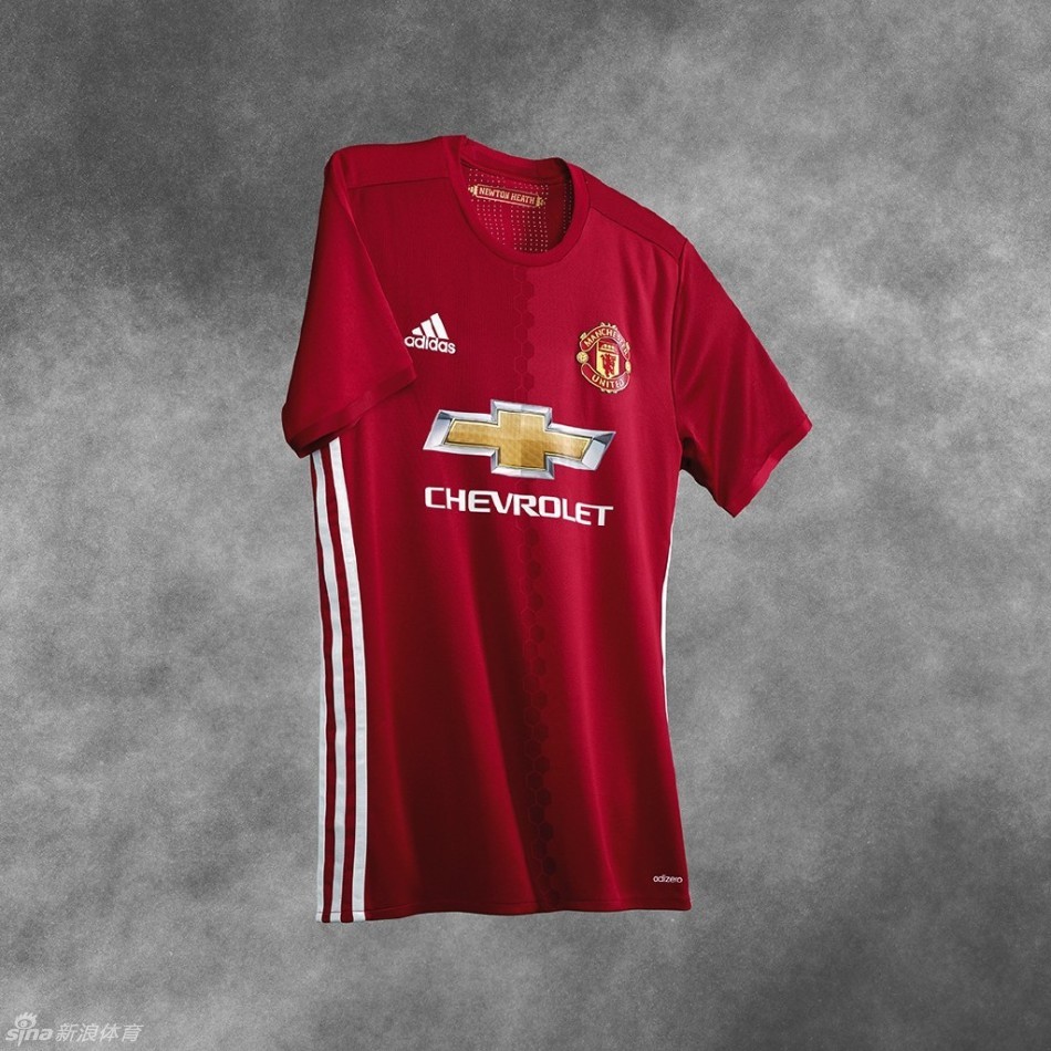 曼联发布新赛季球衣