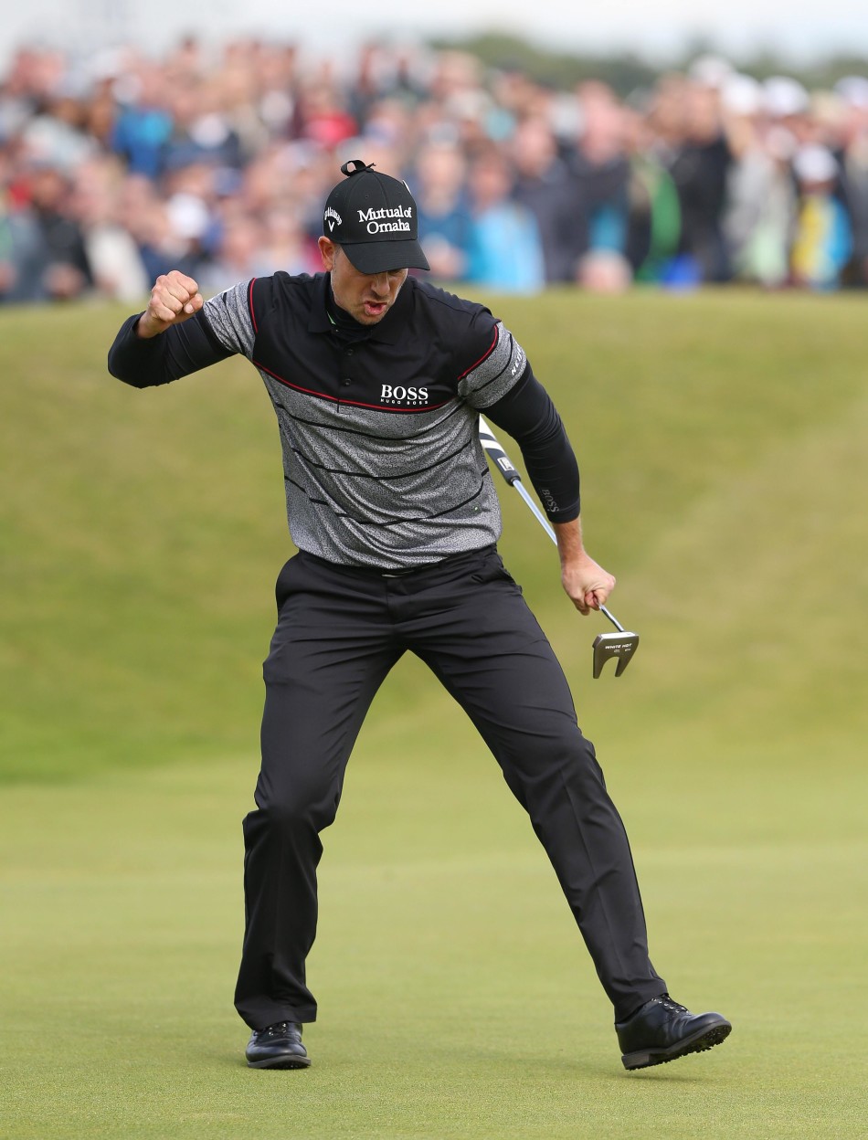 老米展现经典高抛切杆，小球越过沙坑高高抛起，落在果岭上，这是艺术般的救球技巧展示。