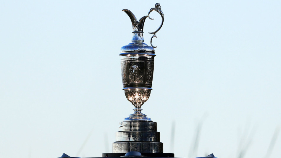 米克尔森在果岭边无奈跪地，凝视着滑洞而过的推杆线路，阳光下的身影写满了拼搏后的遗憾与坚韧。