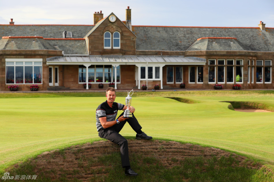 斯滕森在决赛轮关键推杆,眼神锐利如冰,全神贯注