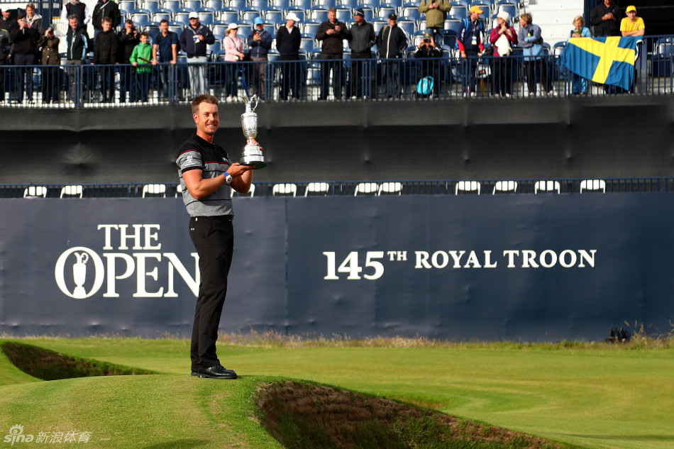 冠军颁奖仪式上,斯滕森从R&A代表手中庄重接过古老的葡萄酒壶奖杯