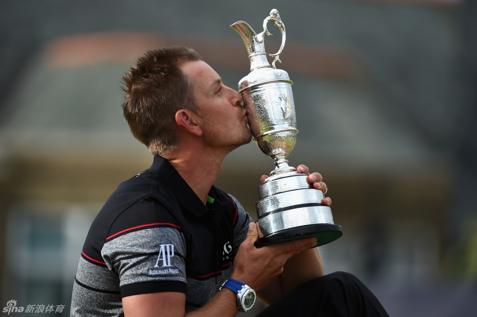 斯滕森在赛后记者会上手持葡萄酒壶,向世界展示他的第一座大满贯奖杯