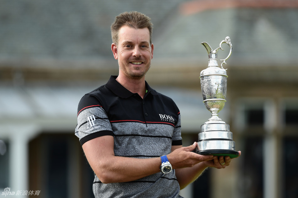 斯滕森深情亲吻葡萄酒壶奖杯,闭目沉醉于梦想成真的美妙时刻