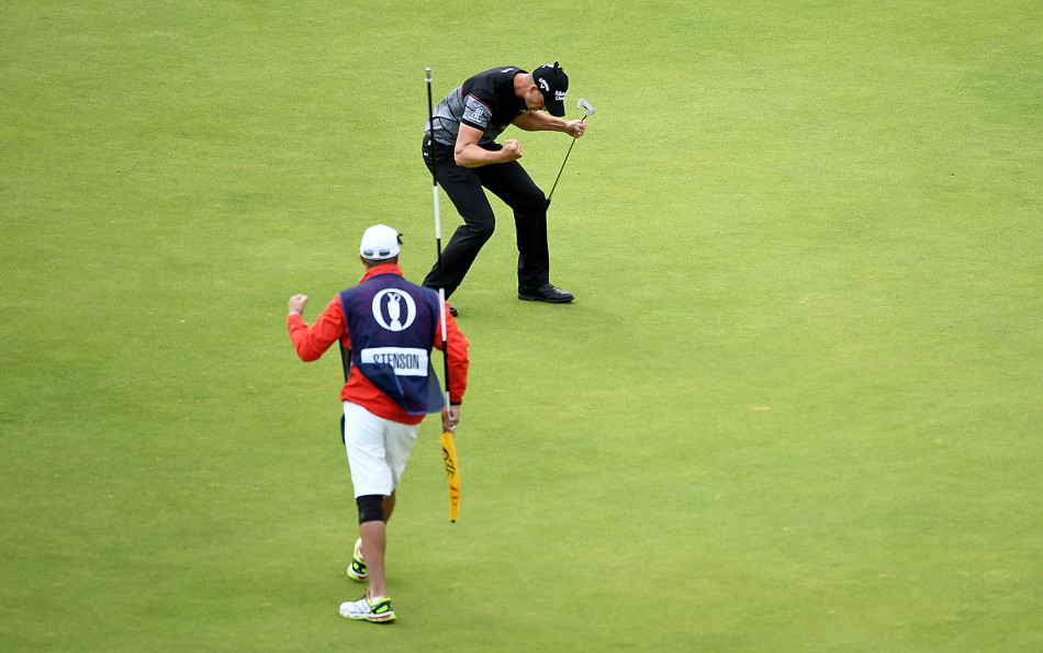 斯滕森深情亲吻古老的葡萄酒壶奖杯，脸上洋溢着梦想成真的喜悦与荣耀，背景是欢呼的人群与黄昏的微光。