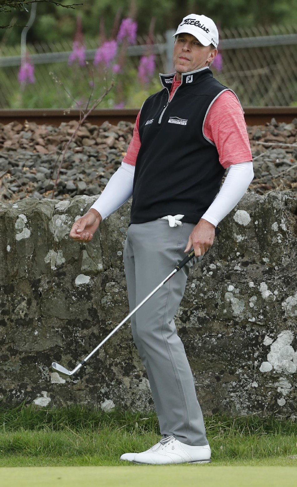 英格兰新星泰瑞尔·哈顿在沙坑中成功救球后露出笑容，他以黑马之姿连续在大赛中取得前10佳绩