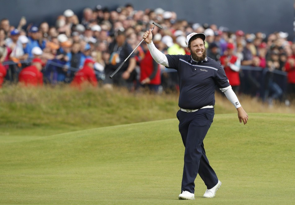 J.B.霍姆斯大力开球后眺望球路，他凭借强劲的击球在本届比赛中获得了宝贵的单独第三名